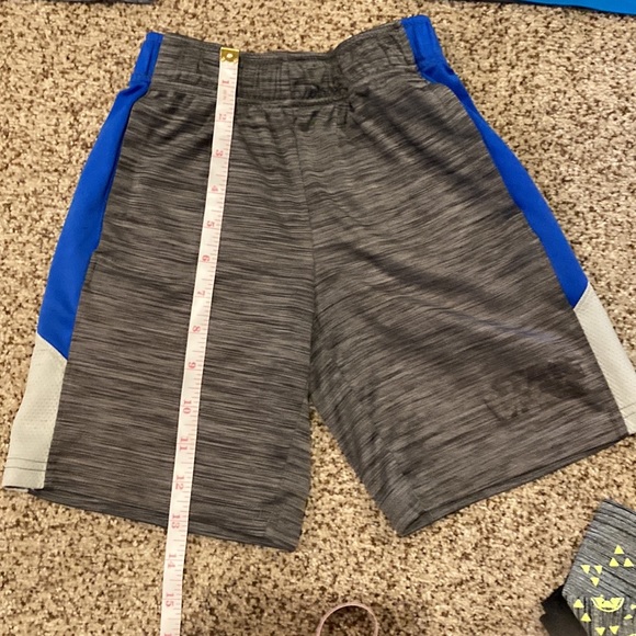 Boys size 5 Star Wars shirts and shorts. Three shirts and two shorts - Picture 4 of 6